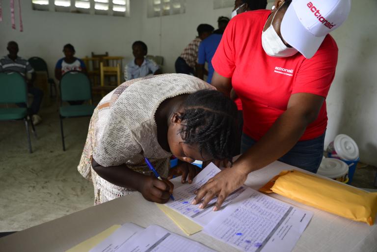 Des Femmes Assurent la Distribution de Cash pendant la Pandémie de