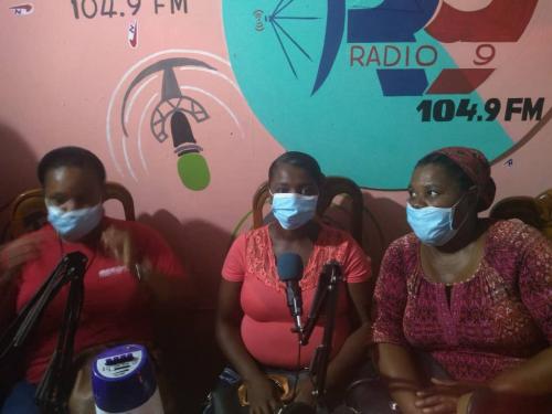 Femmes leaders de COSADH participant à une émission de radio à l’occasion de la journée internationale pour l'élimination de la violence à l’égard des femmes
