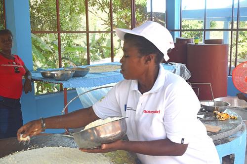 Benitha, une productrice de cassave dans la commune des Roseaux