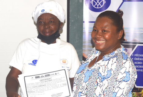 La directrice a.i. d’ActionAid Haïti, Angeline Annesteus et Marie Irène F. Beauchamps, propriétaire de la boulangerie Tout Glwa Pou Bondye