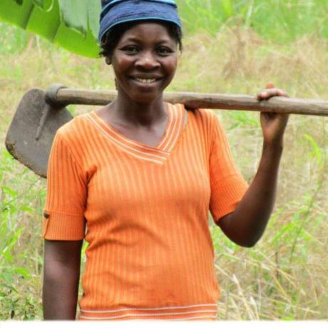 femme se rendant au champ