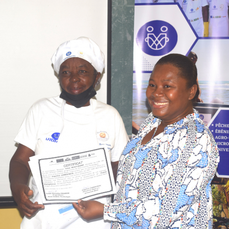 La directrice a.i. d’ActionAid Haïti, Angeline Annesteus et Marie Irène F. Beauchamps, propriétaire de la boulangerie Tout Glwa Pou Bondye